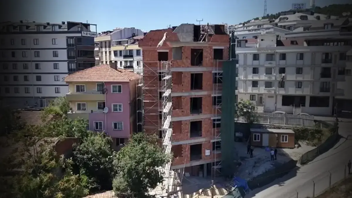 Viral olan görüntülerin sırrı çözüldü: Çekmeköy'deki bina neden eğri göründü?