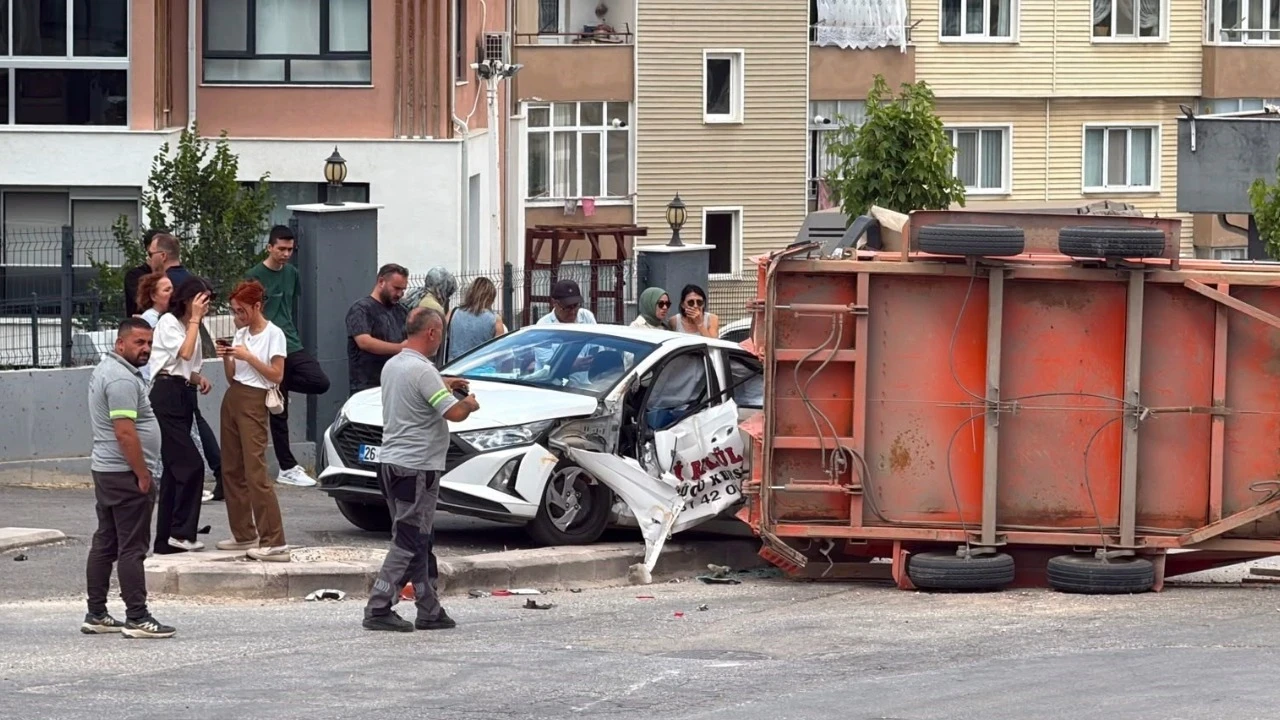 Silindir yüklü römork yerinden koptu sürücü adayı kabusu yaşadı