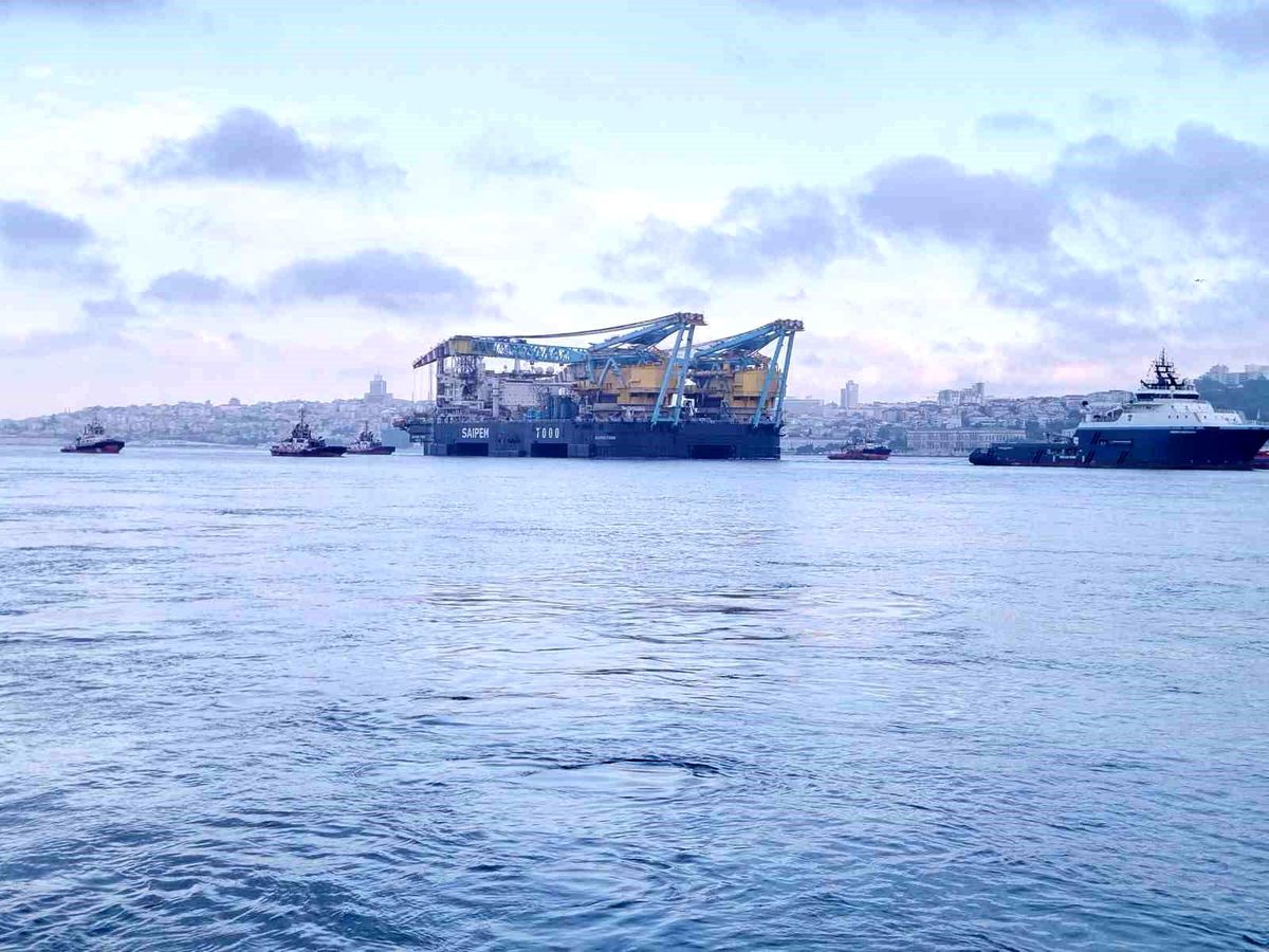 Dev vinç gemisi 'Saipem 7000' İstanbul Boğazı'ndan geçiyor