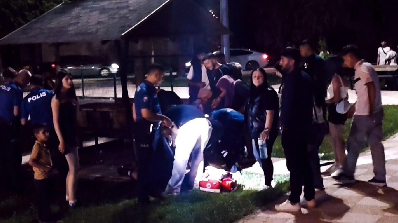 Parktaki 17 yaşındaki çocuğa biber gazı sıktılar, 6 yerinden bıçakladılar: Saldırganlar aranıyor!