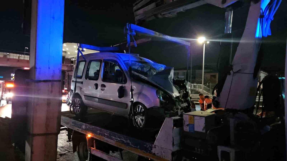 Küçükçekmece'de makas atan sürücü kazaya sebep oldu: 2 yaralı