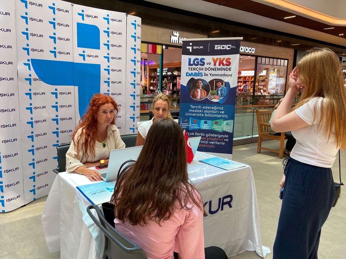 İŞKUR öğrencilere "DABİS" ile kariyer rehberliği yapıyor