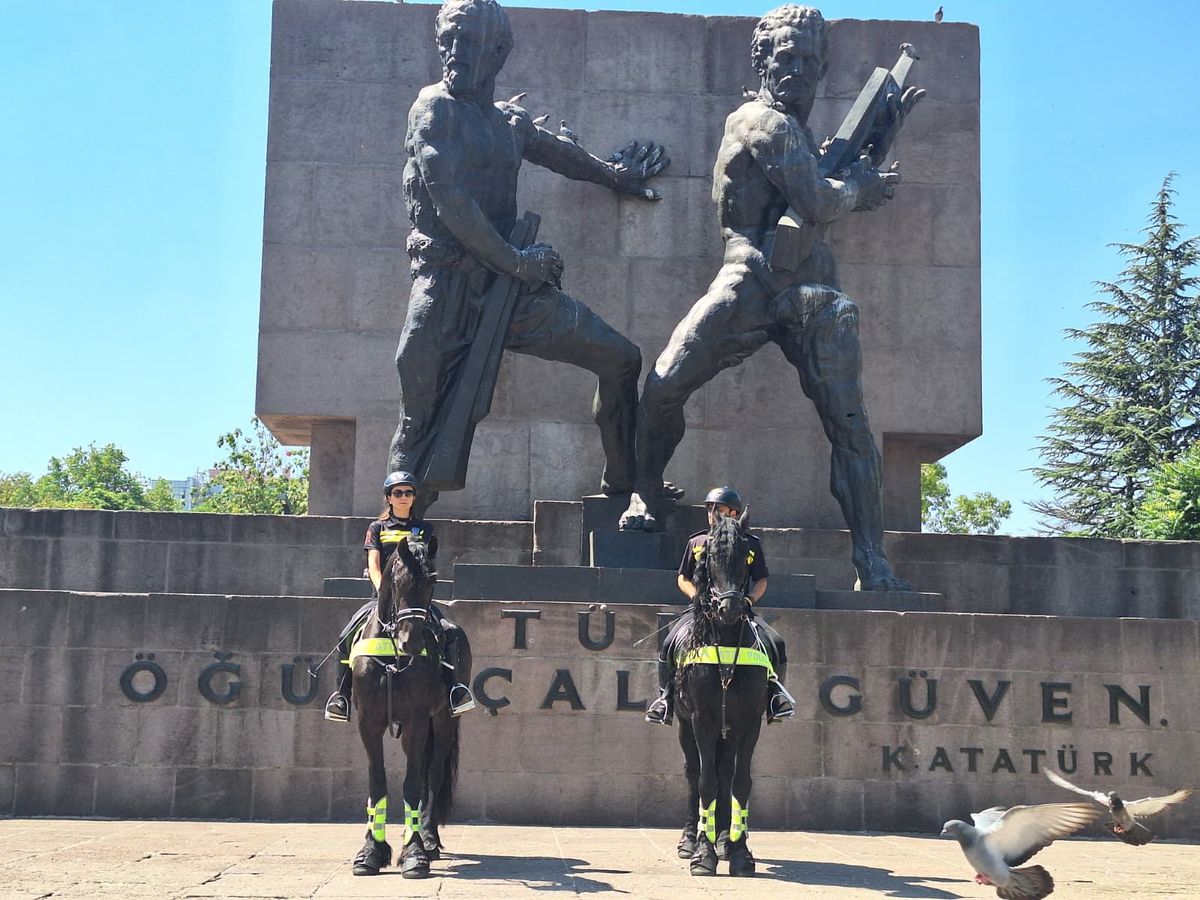 NATO Zirvesi öncesi Ankara'da atlı polislerden devriye