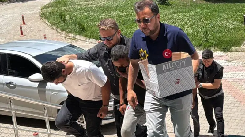Otomobilin vites körüğünde uyuşturucu sevkiyatı; 2 tutuklama