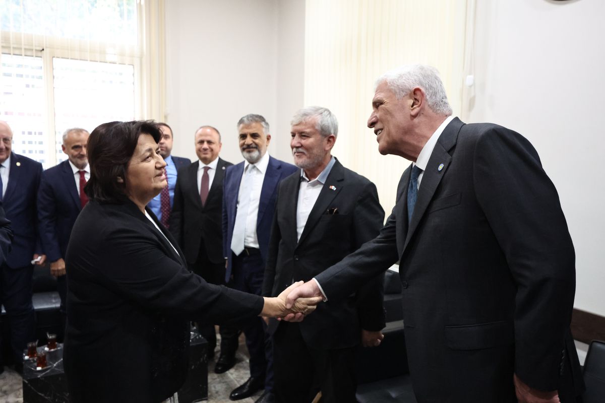 Müsavat Dervişoğlu, Gümülcine’de Batı Trakya Türklerinin temsilcileriyle görüştü