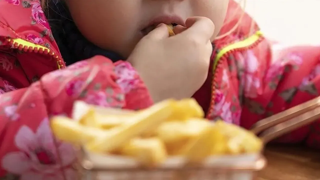 Çocuklarda obezite alarmı! Uzmanı ekran süresi konusunda uyardı