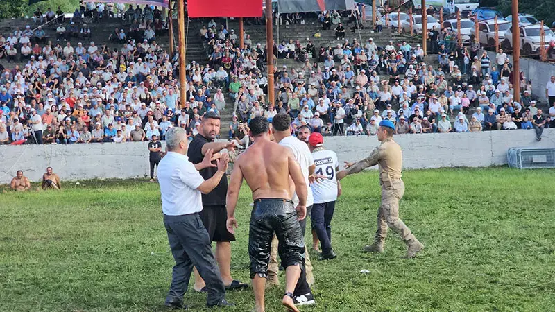 Dağköy yağlı güreşlerinde kavgalı yarı final