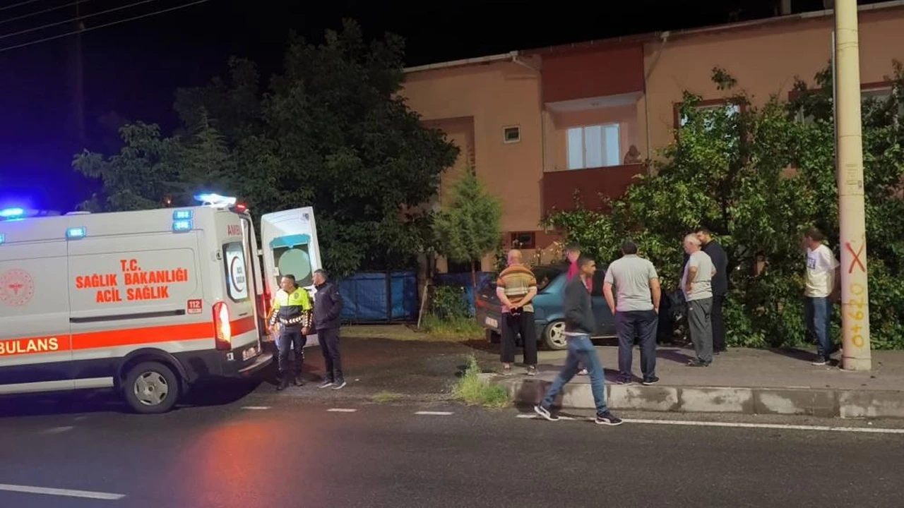 Seyir halindeki otomobilin lastiği koptu, araç bahçeye girdi