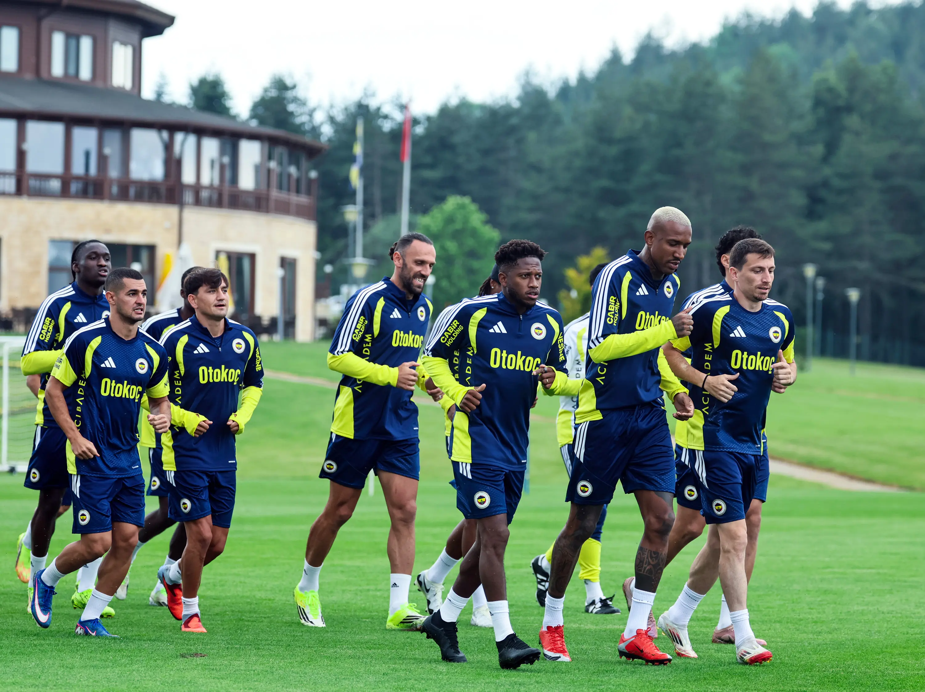 Fenerbahçe, yeni sezon hazırlıklarını sürdürdü