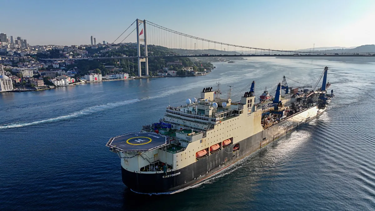 İstanbul Boğazı çift yönlü trafiğe kapatıldı: 325 metrelik dev Castorone gemisi geçiş yaptı!