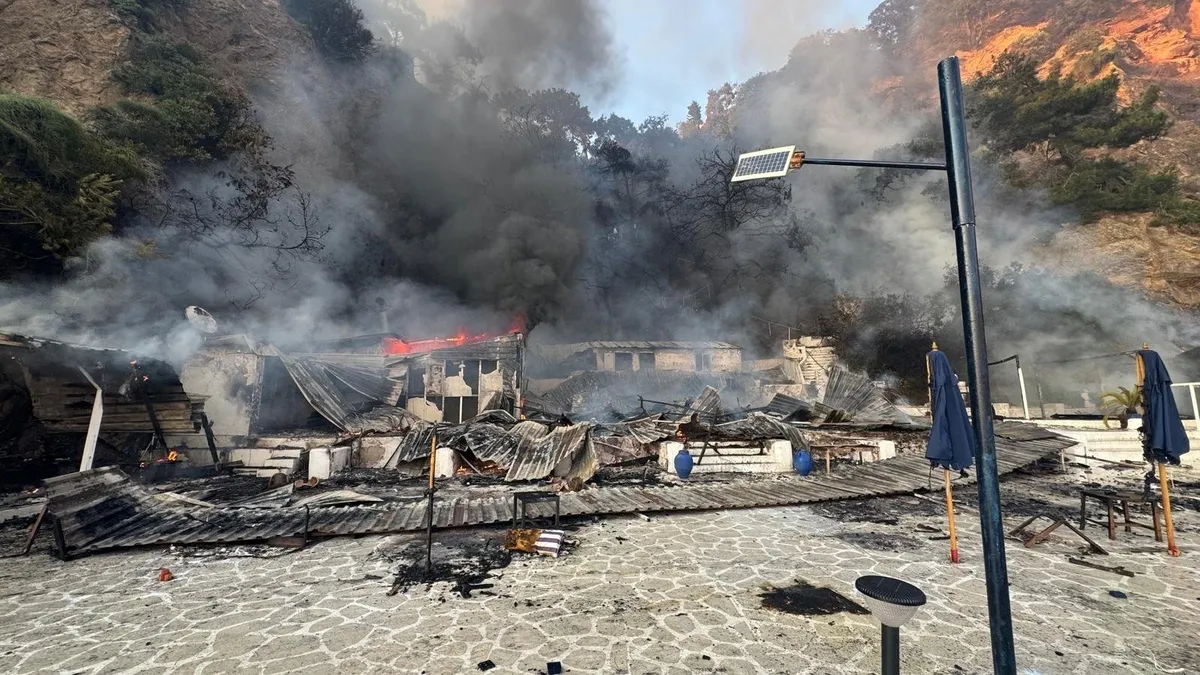Büyükada’da plajda yangın! 4 kişi dumandan etkilendi