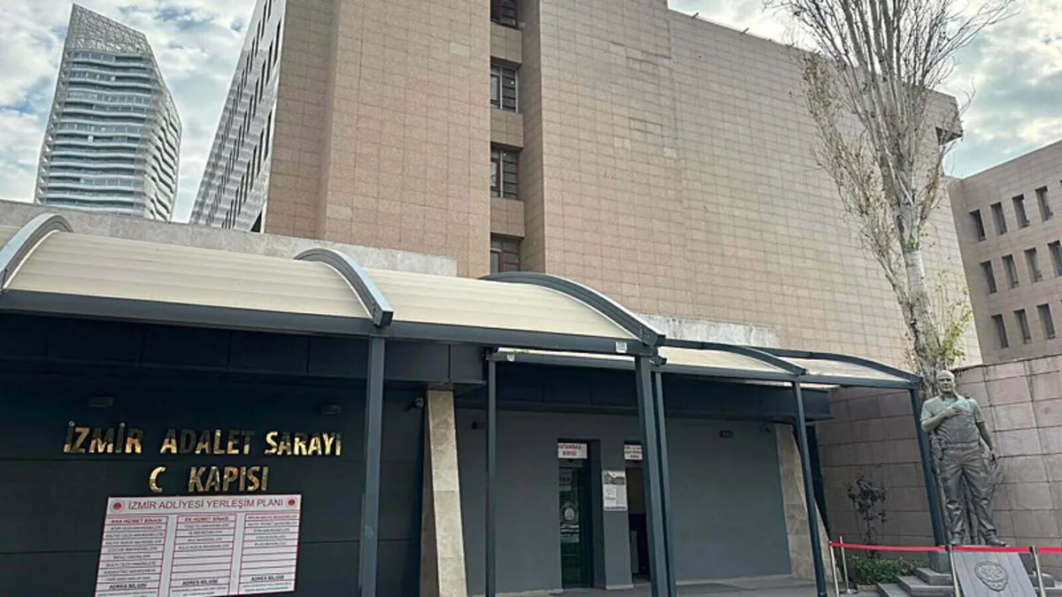 İzmir'de film gibi olay! Kendini polis olarak tanıttı: Dolandırılan kadın altınları parka bıraktı!
