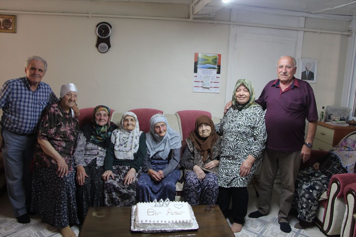 "Ümmügül teyze"nin 100. yaşını beş kuşak bir arada kutladı