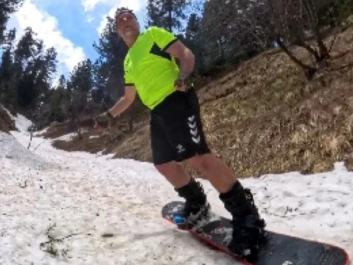 Haziranda snowboard keyfi: Sarıkamış'ta yaz ortasında kış manzarası