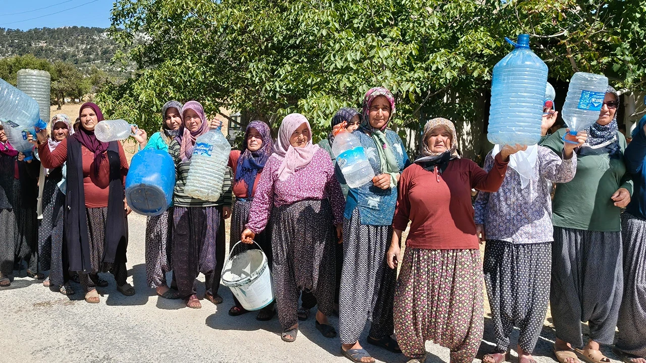 Mersin'de su çilesi: Mahalle sakinleri tanker ve kuyulardan su taşımaktan dertli