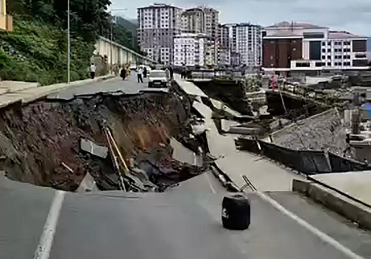 Rize'de yol çökmesi: 2 bina tahliye edildi