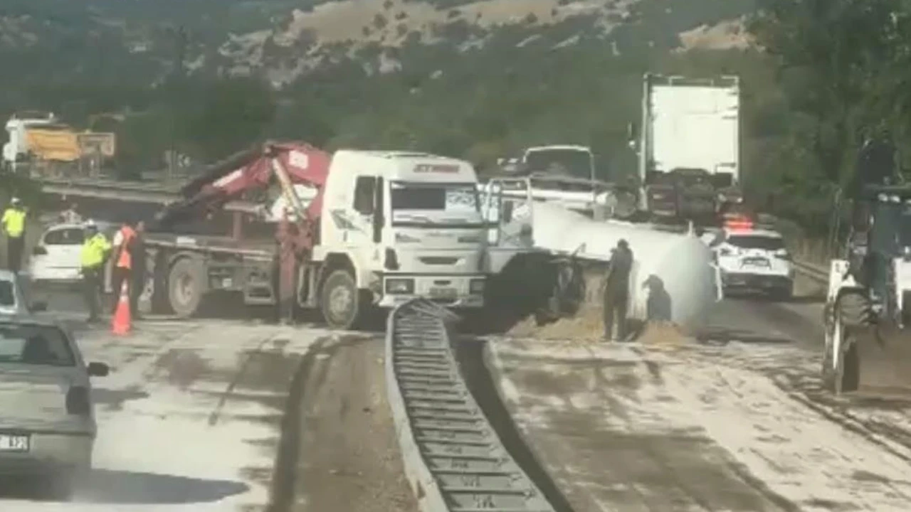 Malatya-Adıyaman kara yolunda yakıt tankeri devrildi