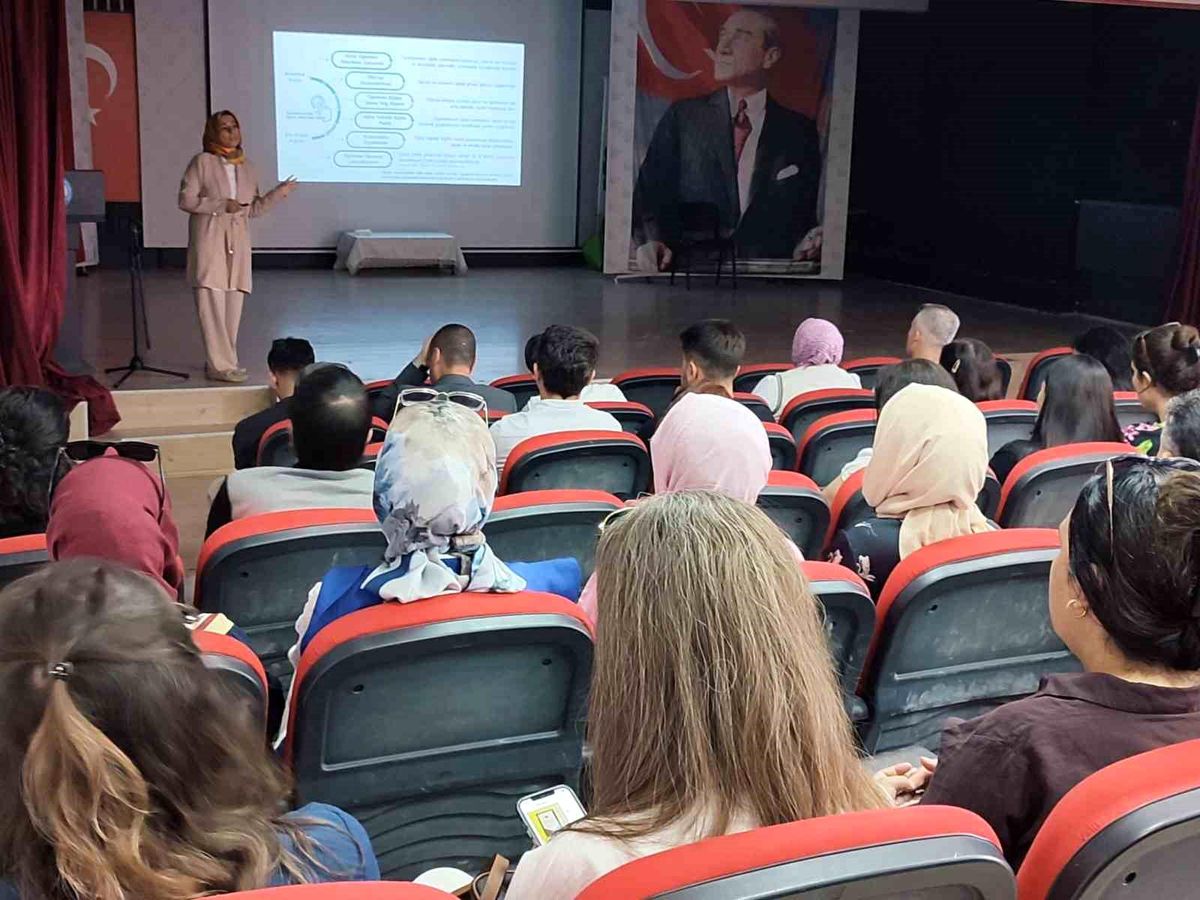 Altıntaş'ta öğretmen eğitimi dijital ekosistemi projesi tanıtım faaliyeti gerçekleştirildi