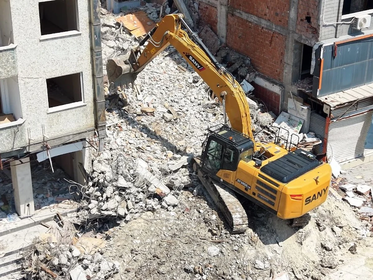 Gebze'de çöken binanın etrafındaki riskli yapıların yıkımına başlandı