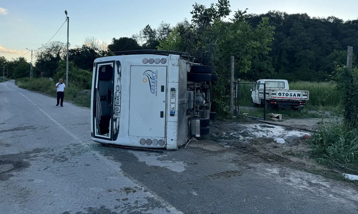 Sakarya'da saman yüklü tır servis midibüsüne çarptı: 13 işçi yaralandı