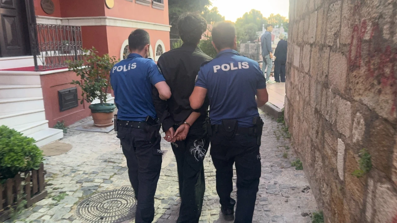 Tophane surlarında hareketli dakikalar: İntihar girişimi engellendi