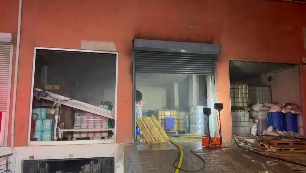 Pendik’te deterjan üretim yapan fabrikada çıkan yangın söndürüldü