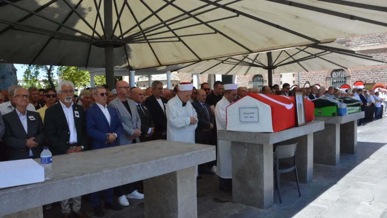 CHP'li vekilin cenazesinde ünvan karmaşası! Kılıçdaroğlu ve Özel'in çelenkleri dikkat çekti