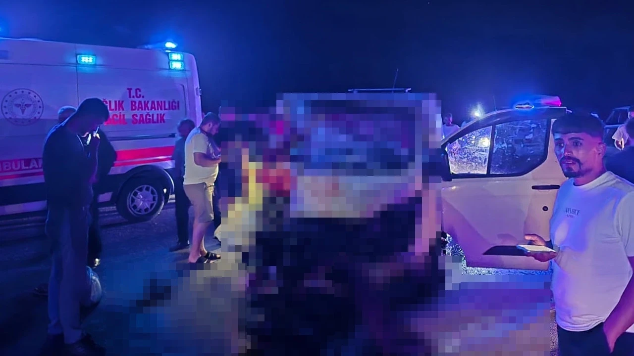 Karanlıkta gelen ölüm: Yola fırlayan ata minibüs çarptı: 1 ölü 2 yaralı