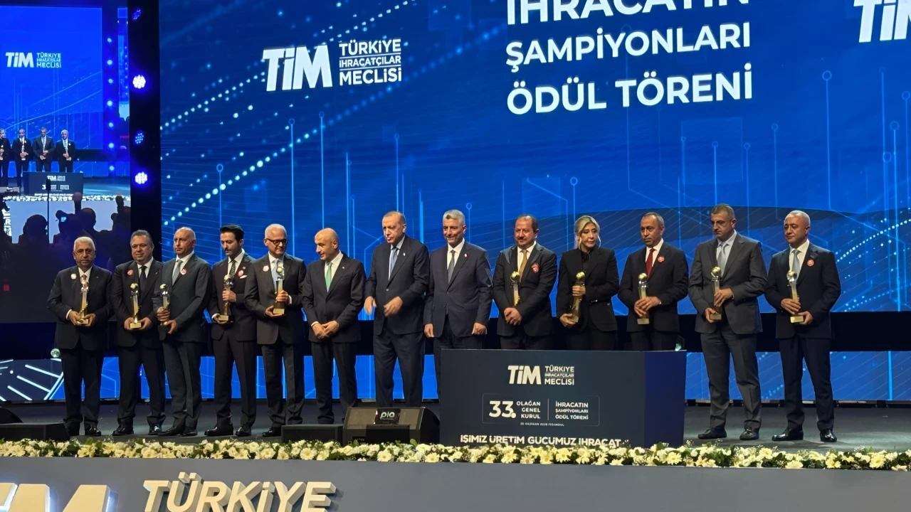 2025 yılı kuyumculuk sektörü ihracat şampiyonluğu ödülü Ahlatcı Holding'e