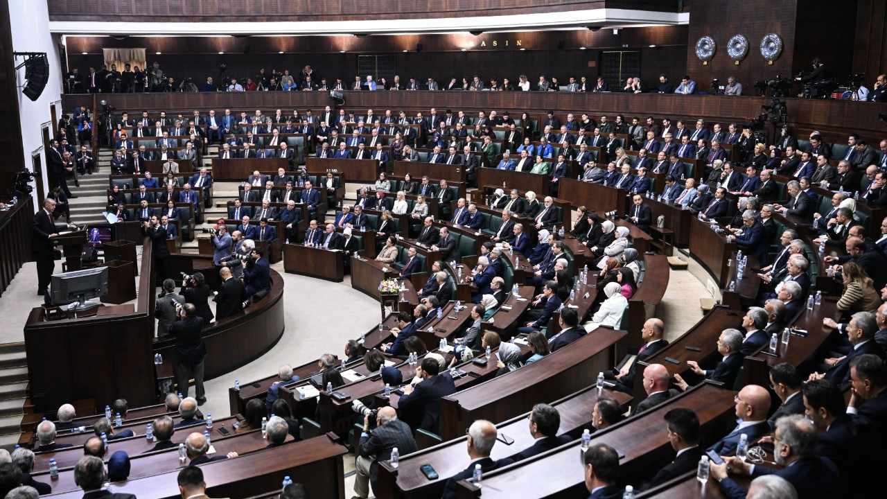 AK Partililerden CHP grup toplantısı yorumu! ‘Özgür Özel yanlış içinde’