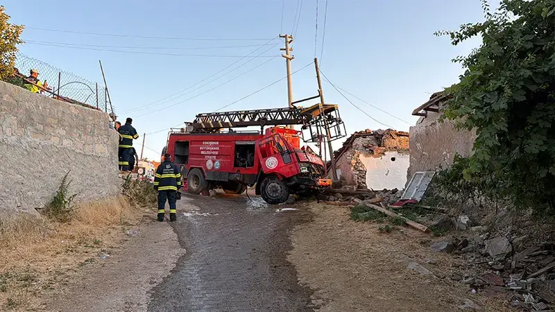 Yangından dönen itfaiye aracı evin duvarına çarptı; 3 personel yaralı