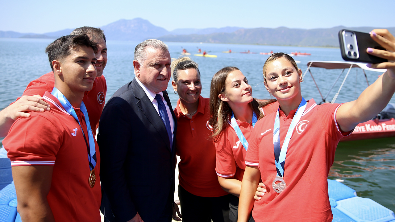 Bakan Bak, Muğla'da Kano Milli Takımı sporcularıyla bir araya geldi