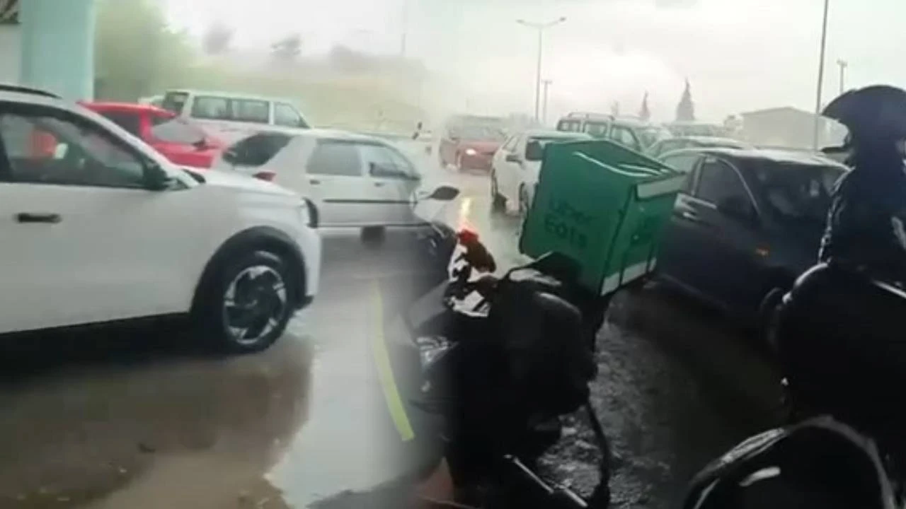 Sağanak kabusa döndü: Kuryelerin zorlu mücadelesi kamerada