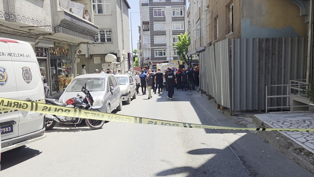 Küçükçekmece'de yıkımı yapılan binada kısmi çökme; 3 işçi yaralandı