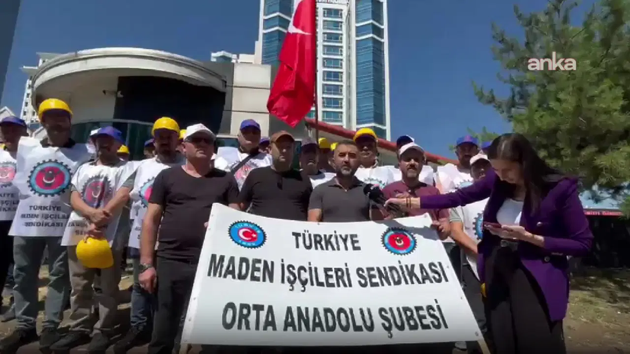 Doruk Madencilik işçileri, alacaklarının ödenmediği gerekçesiyle Yıldızlar SSS Holding önünde