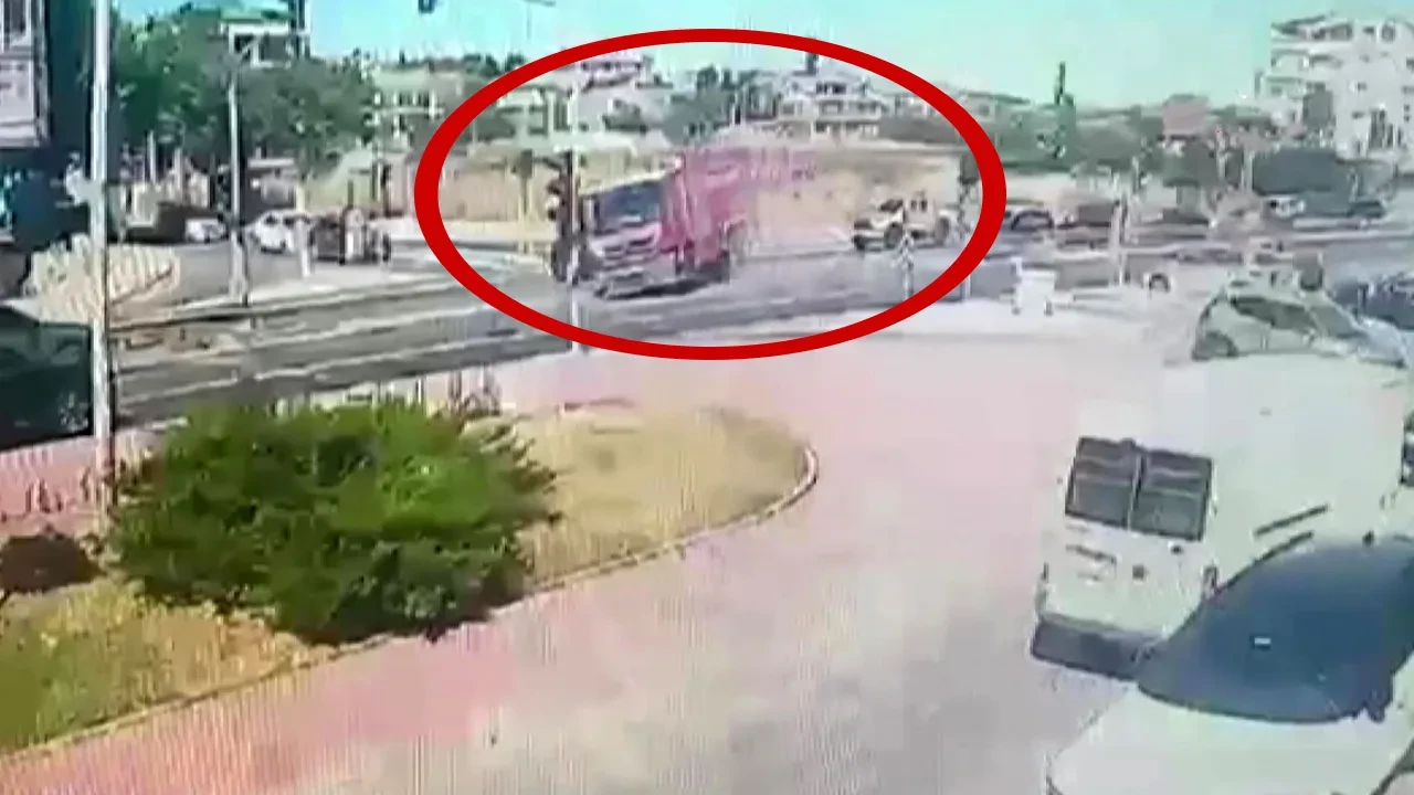 Yangına giden itfaiyenin devrilme anı kamerada