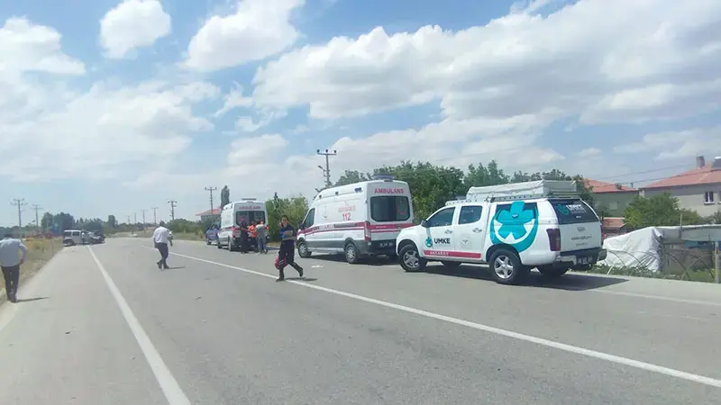 Hafif ticari araç ile otomobil çarpıştı: 6 yaralı