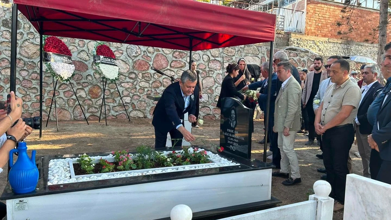 Özgür Özel, Lale Karabıyık'ı Bilecik'te kabri başında andı