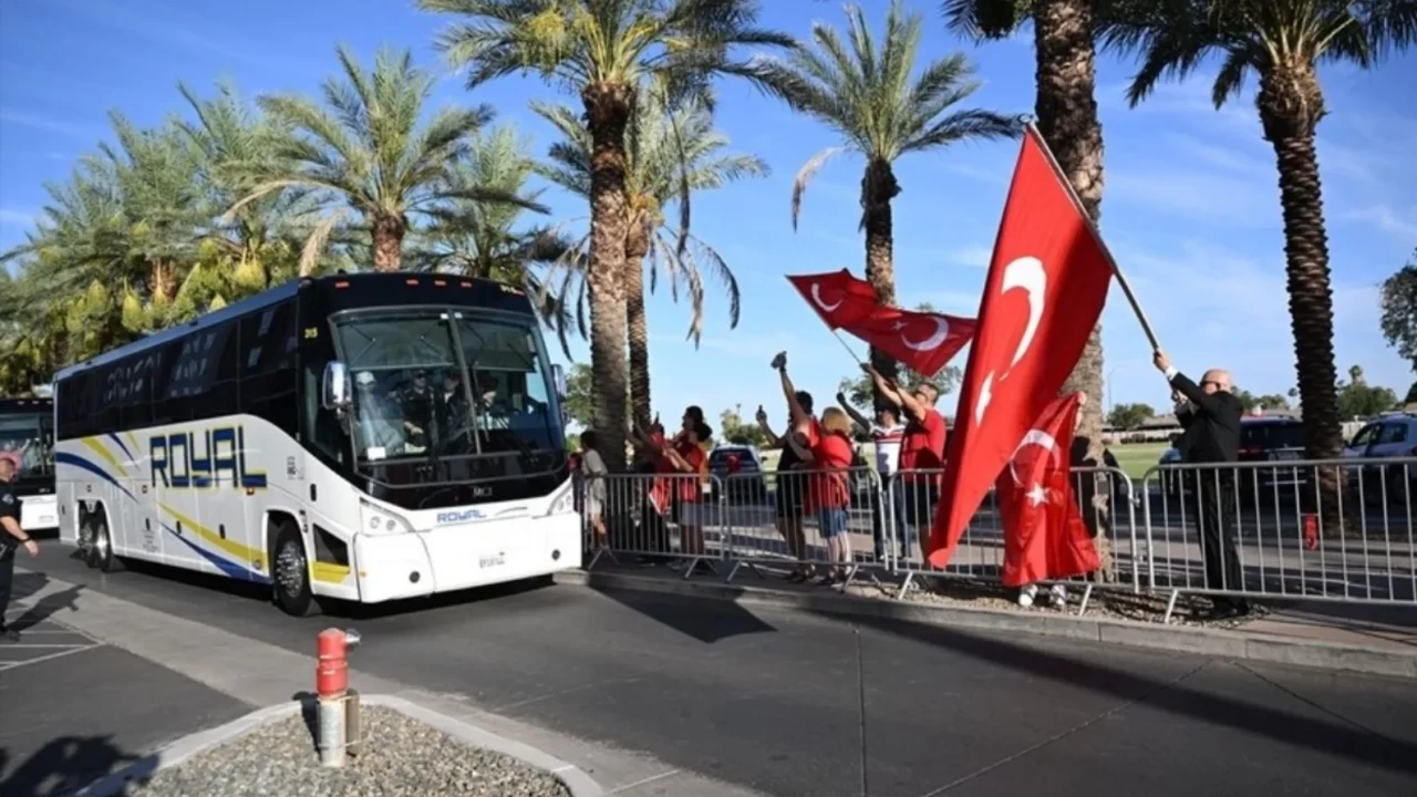 A Milli Futbol Takımı kafilesine eşlik eden polis kaza yaptı!