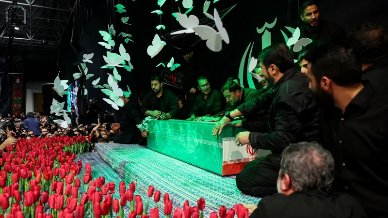 İran eski dini lideri Hamaney'in cenazesi Tahran'a getirildi