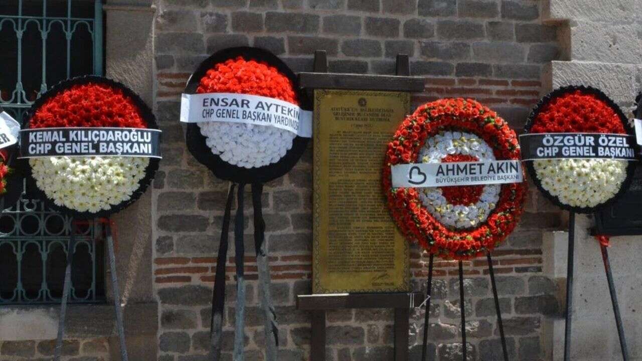 CHP’deki siyasi deprem cenazeye de yansıdı! Aynı unvanla İki çelenk