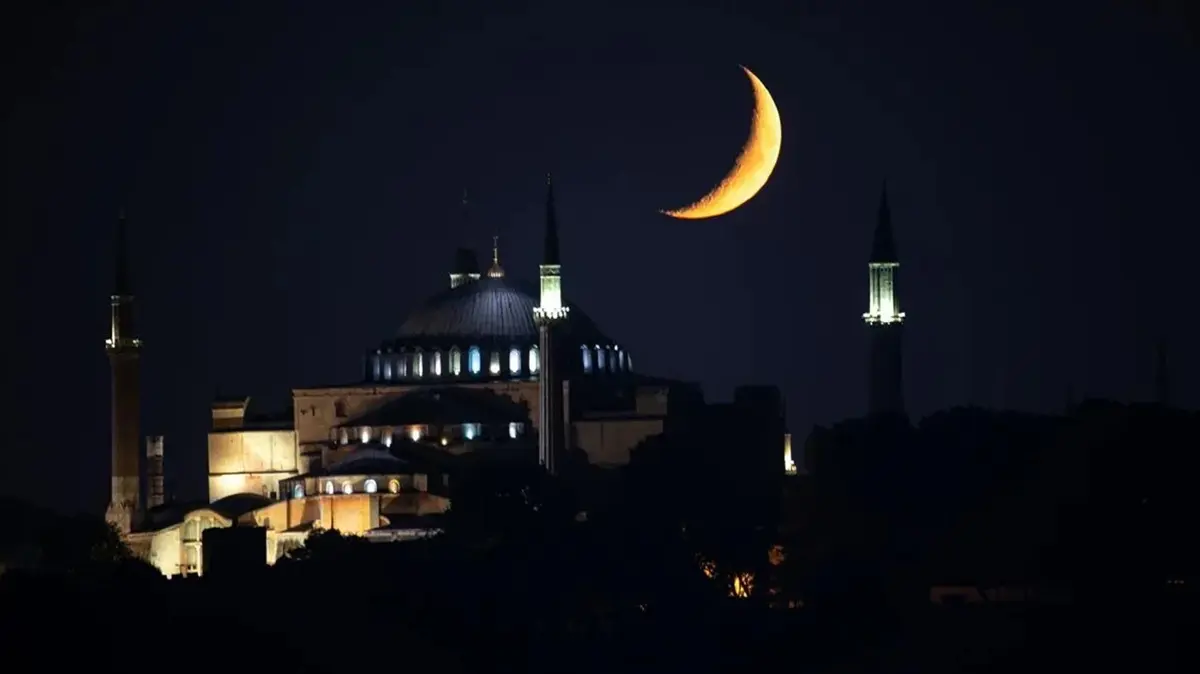 10. yıldönümünde minarelerde aynı ses... Tüm camilerde sela okunuyor