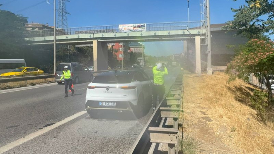 Üsküdar'da patlayan su borusu otoyoldaki trafiği aksattı