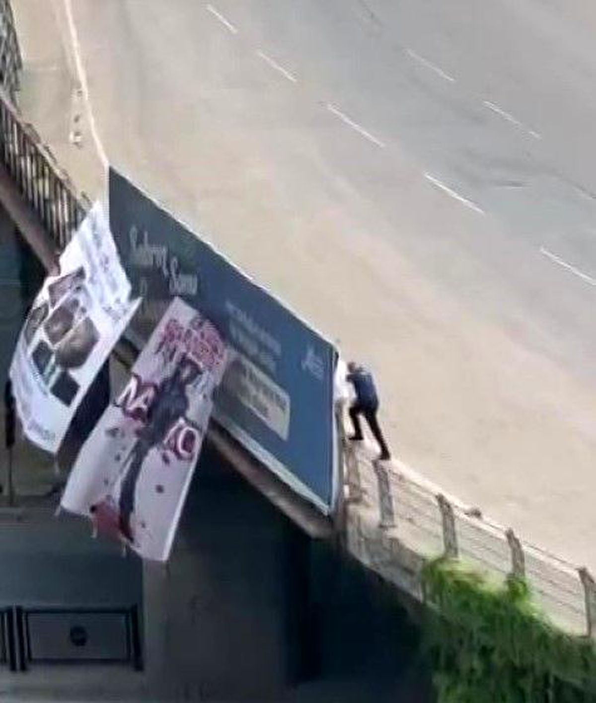 Adana'da köprüye NATO protestosu için pankart asan şahıs gözaltına alındı