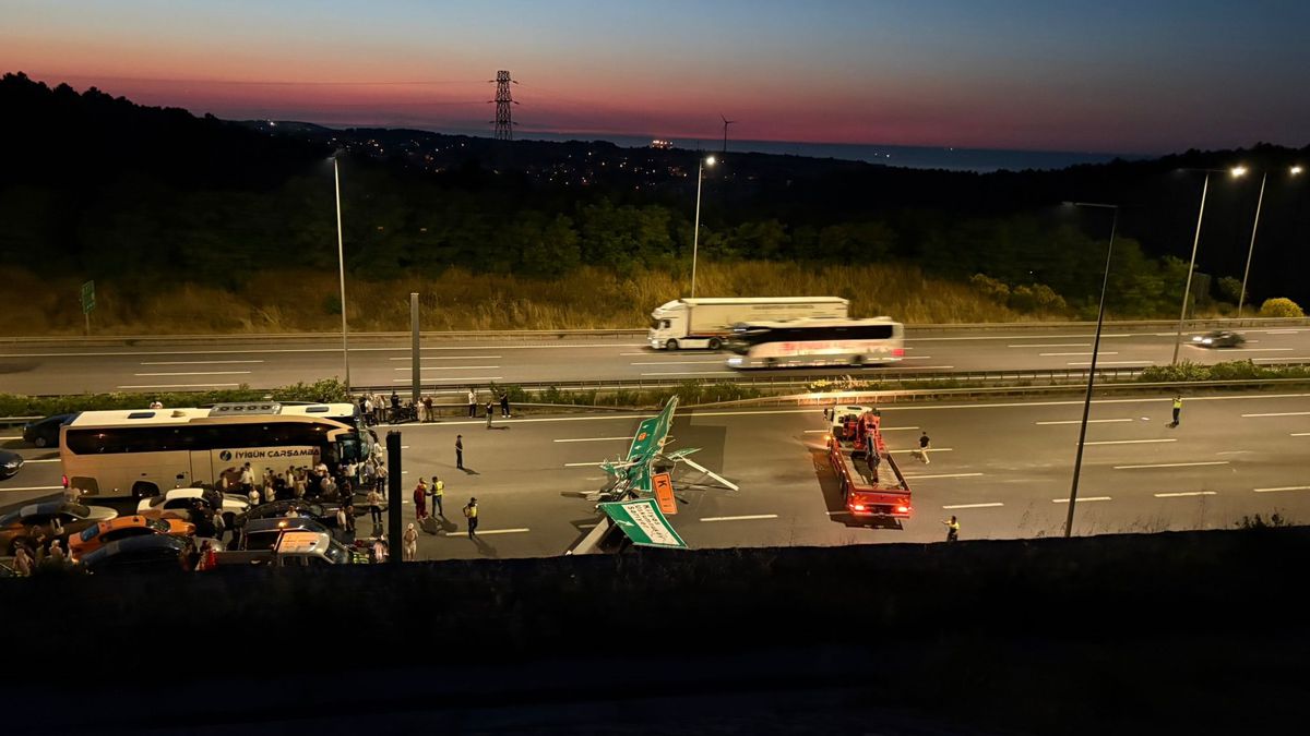 Sarıyer Kuzey Marmara Otoyolu'nda hafriyat kamyonunun çarptığı tabela devrildi; yol trafiğe kapatıldı