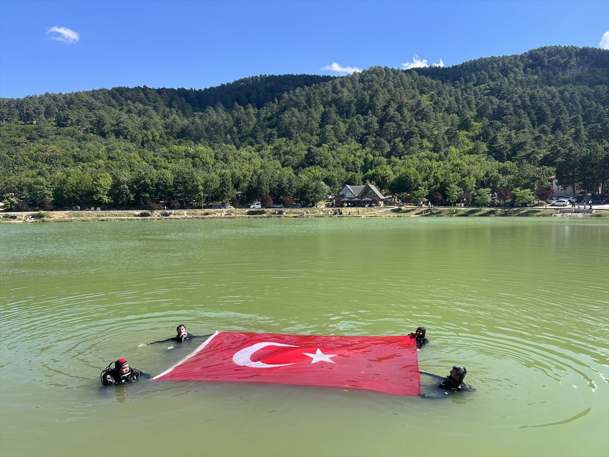 Çorum'da 15 Temmuz anısına Yeşil Göl'de bayraklı dalış