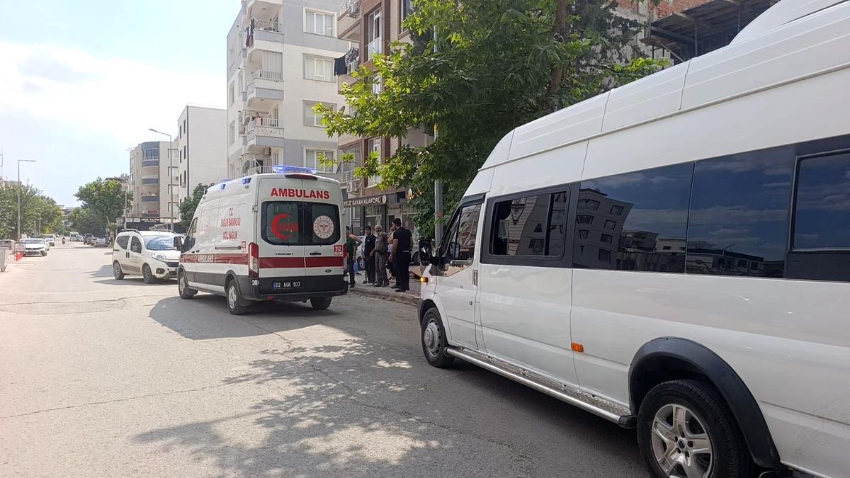 Hafif ticari araç ile motosiklet çarpıştı: 1 yaralı