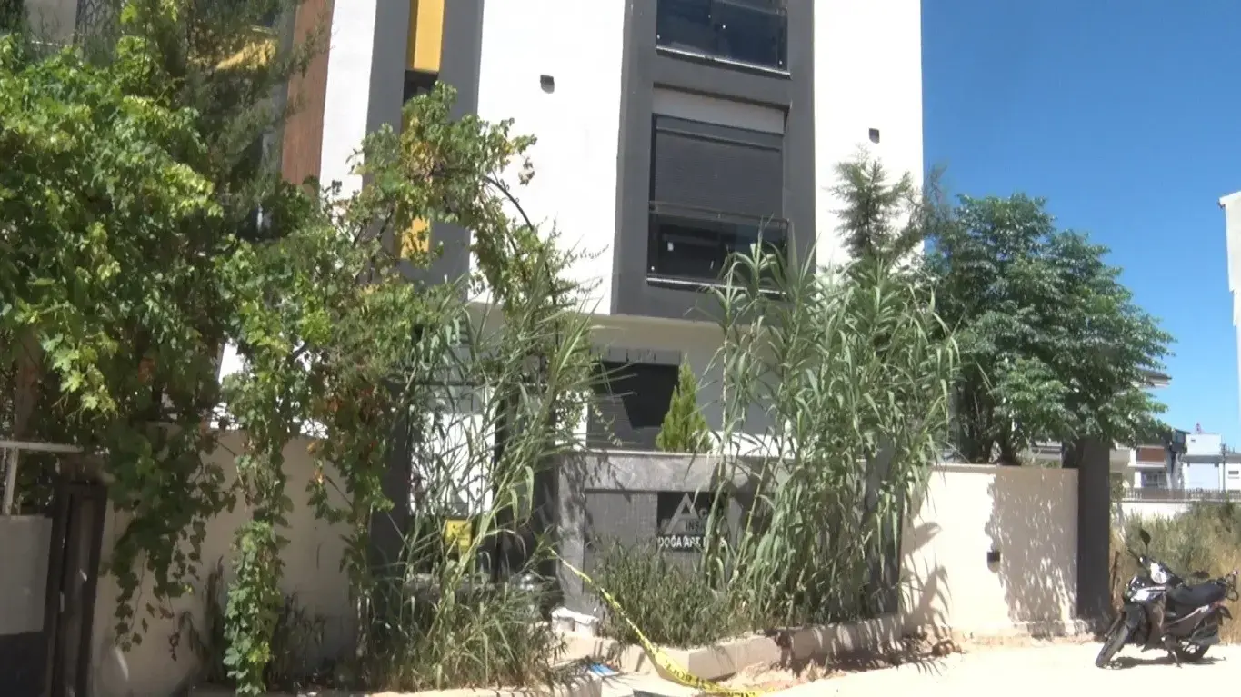 'Polis' diyerek kapıyı açtırdı! Eski sevgilisini öldürüp yaşamına son verdi