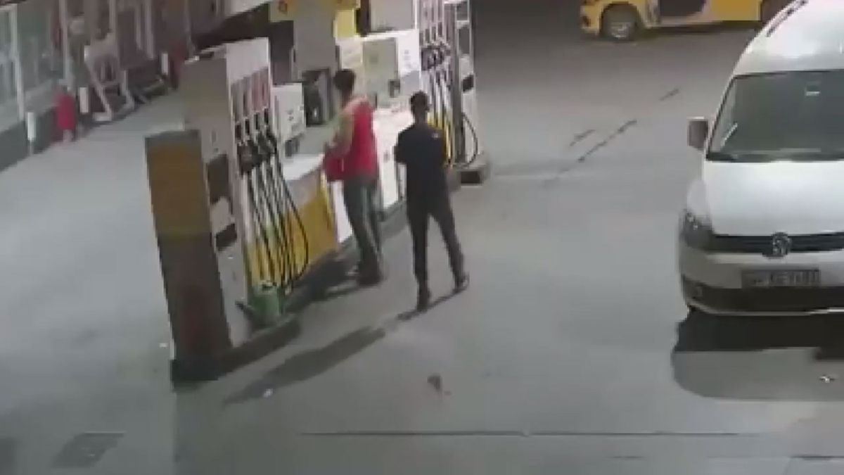 Bakırköy'de 50 milyon TL değerinde 4 otomobilin yandığı olayla ilgili 5 gözaltı