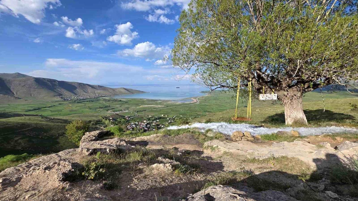 Van'ın koyları ve göl manzaralı mesire alanları doğaseverleri büyülüyor